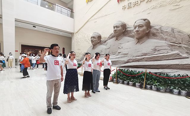 东方金典集团党支部开展“喜迎二十大，奋进新征程”主题党日活动