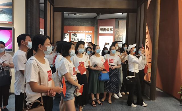 东方金典集团党支部开展“喜迎二十大，奋进新征程”主题党日活动