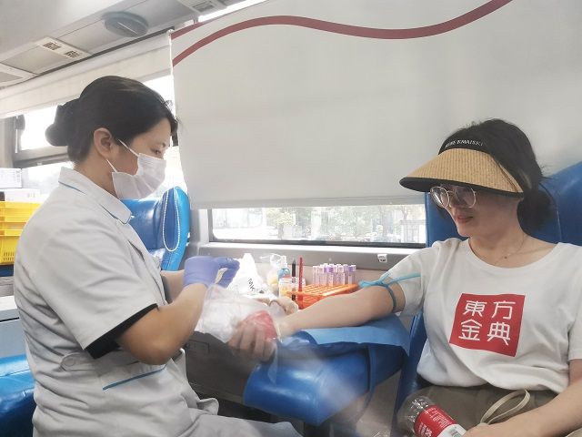 用爱心献血，给生命加油——东方金典集团党支部组织开展无偿献血活动