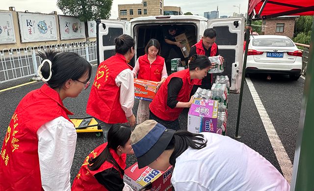 同心防汛齐聚力，爱心慰问暖人心——东方金典集团党工团组织爱心慰问防汛工作者