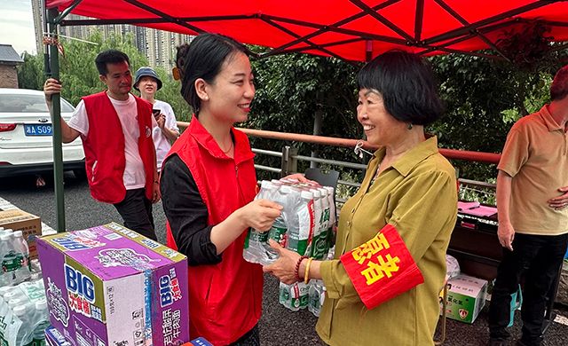 同心防汛齐聚力，爱心慰问暖人心——东方金典集团党工团组织爱心慰问防汛工作者