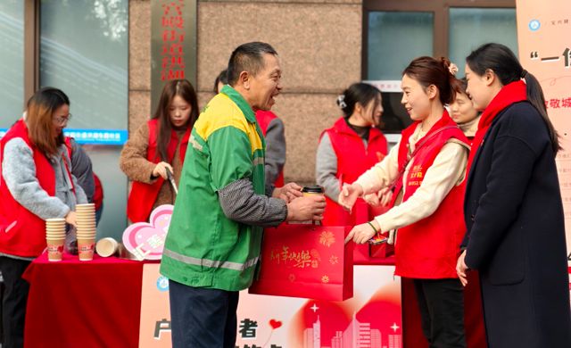 “一份关爱 一城暖冬”致敬城市守护者——宝兴隆重庆公司组织开展关怀户外工作者公益活动