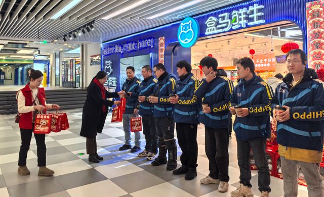 “一份关爱 一城暖冬”致敬城市守护者——宝兴隆重庆公司组织开展关怀户外工作者公益活动