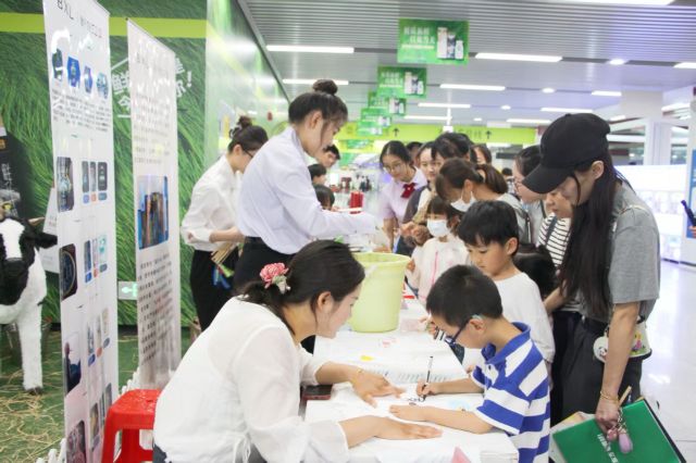 “非遗漆扇邂逅童心绘爱，文化惠民点亮父亲节”——宝兴隆合肥公司公益活动