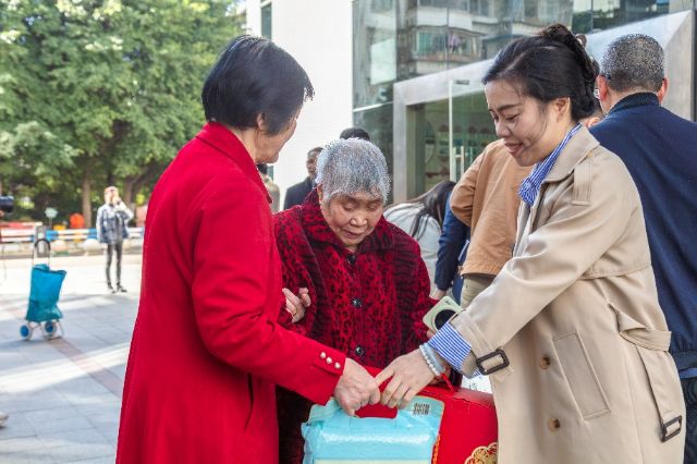 以珍藏见证爱心，用行动赋能公益——宝兴隆“时光印迹，岁月留声”温暖收官