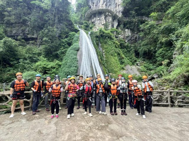 踏瀑闯溪，同心同行——荆州公司夏季溪降团建之旅