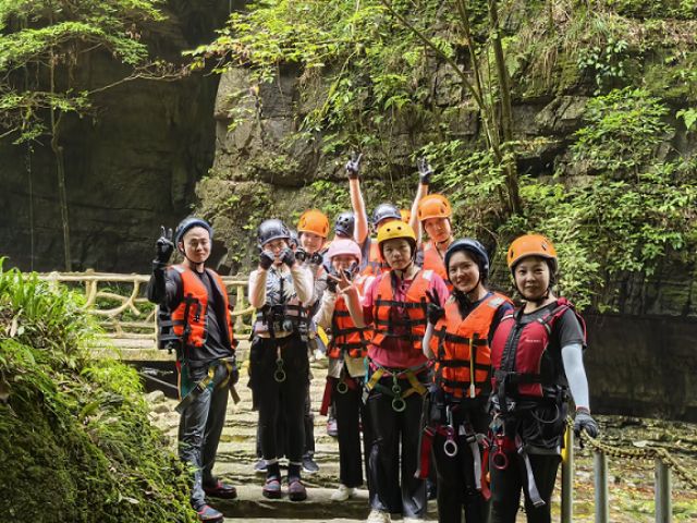 踏瀑闯溪，同心同行——荆州公司夏季溪降团建之旅